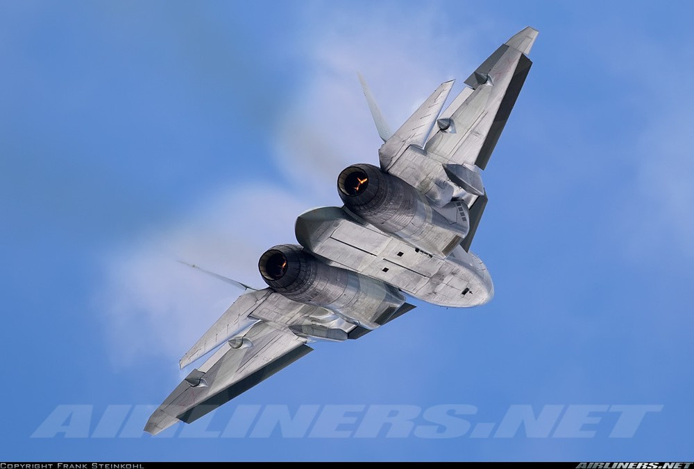 Hệ thống cảm biến trên máy bay Su-57 cũng "không phải dạng vừa đâu" với radar Byelka có tầm trinh sát 400km, có khả năng theo dõi 60 mục tiêu và dẫn tên lửa hạ 16 mục tiêu trong số đó... Nguồn ảnh: Airliners.net