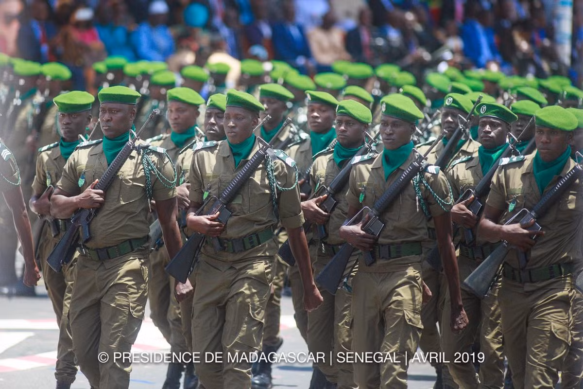 Được thành lập năm 1962, trải qua nhiều biến động chính trị - quân sự, quân số thường trực Lực lượng Vũ trang Senegal hiện chỉ dừng ở mức 17.000 người (gồm cả lục quân, không quân, hải quân và hiến binh). Nguồn ảnh: Bmpd