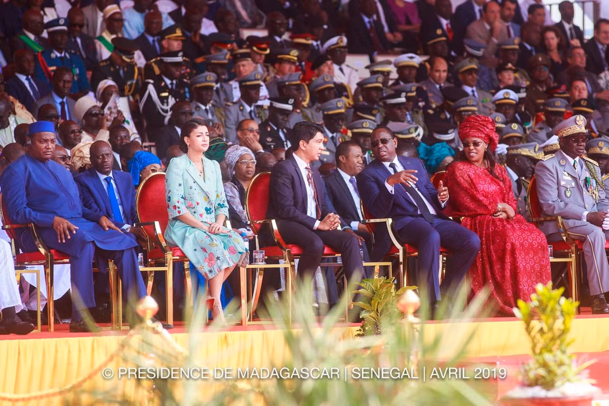 Cuộc duyệt binh ở Senegal có sự tham gia, chứng kiến của Tổng thống Macky Sall và hàng loạt quan chức cao cấp nhất của chính phủ, quân đội Senegal cùng một số chính khách quốc tế. Nguồn ảnh: Bmpd