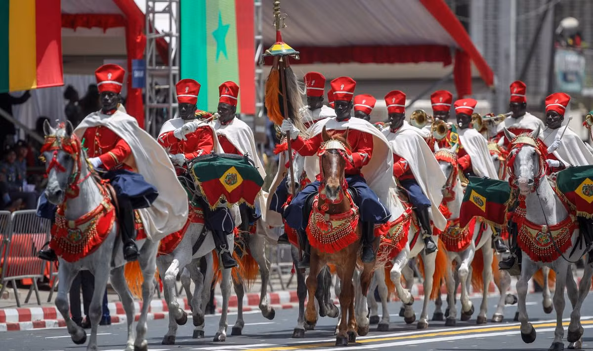 Mặc dù đợt kỷ niệm quốc khánh chỉ là “năm lẻ”, thế nhưng Cộng hòa Senegal đã tiến hành cuộc duyệt binh tương đối hoành tráng với lực lượng quân đội khiêm tốn của mình Nguồn ảnh: Bmpd
