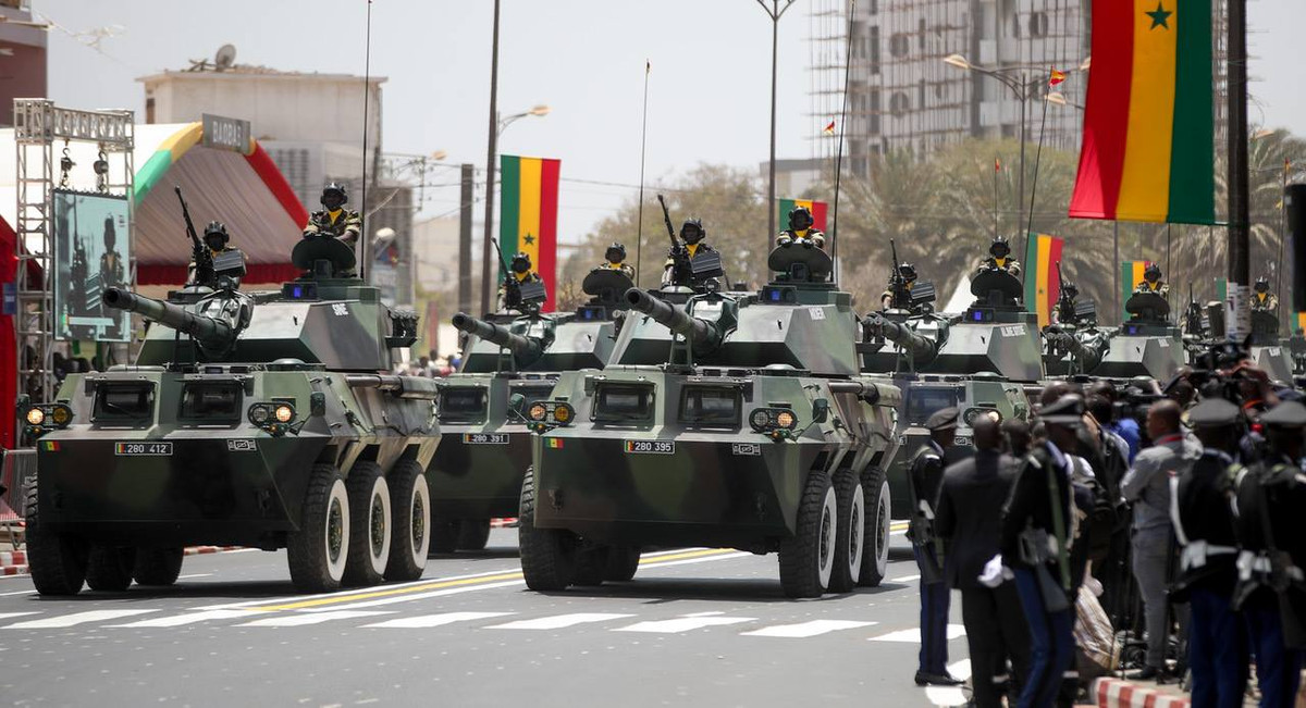 Vũ khí khí tài hạng nặng của Senegal dĩ nhiên là không có gì nhiều! Lục quân được trang bị nhiều vũ khí nhất thì không có xe tăng, nòng cốt chỉ gồm một số xe thiết giáp chiến đấu, xe thiết giáp chở quân, một số khẩu pháo và ô tô. Trong ảnh là đội hình phương tiện mạnh nhất của Senegal - pháo tự hành diệt tăng WMA301/PTL02 của Trung Quốc, trang bị pháo 105mm (13 chiếc). Nguồn ảnh: Bmpd