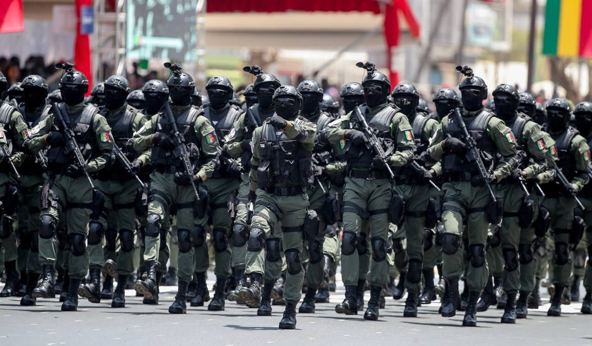 Trang bị súng ống cá nhân của binh sĩ Senegal không phải là khẩu AK thường thấy tại châu Phi mà lại là khẩu M16 hoặc M4 Carbine cho lực lượng đặc biệt. Nguồn ảnh: Bmpd