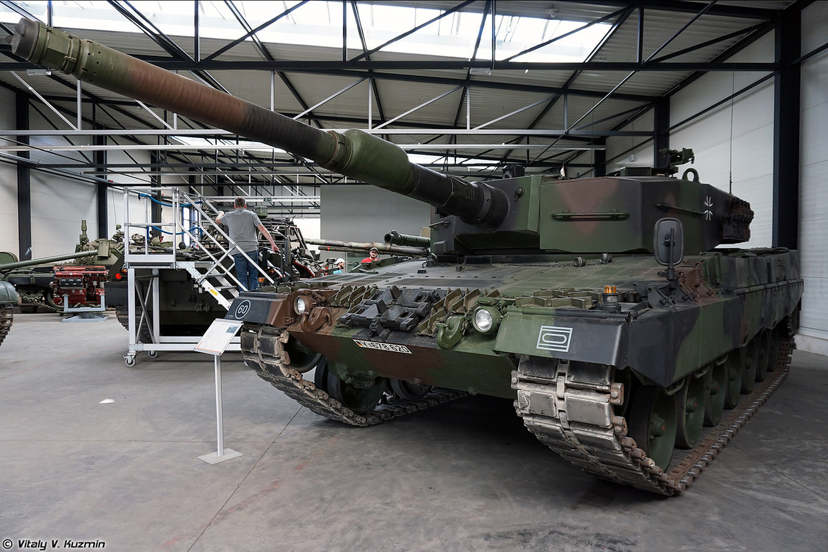 Trong ảnh là xe tăng chủ lực Leopard 2A4 được trưng bày tại Bảo tàng xe tăng Đức. Đây là phiên bản phổ biến của dòng tăng Leopard 2 do Tây Đức phát triển giai đoạn cuối cuộc chiến tranh Lạnh. Hiện nay, các phiên bản của dòng tăng này vẫn tiếp tục đóng vai trò “xương sống” trong lực lượng tăng Đức. Nguồn ảnh: Vitaly-Kuzmin