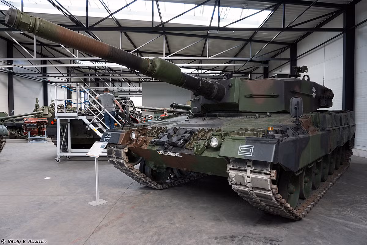 Trong ảnh là xe tăng chủ lực Leopard 2A4 được trưng bày tại Bảo tàng xe tăng Đức. Đây là phiên bản phổ biến của dòng tăng Leopard 2 do Tây Đức phát triển giai đoạn cuối cuộc chiến tranh Lạnh. Hiện nay, các phiên bản của dòng tăng này vẫn tiếp tục đóng vai trò “xương sống” trong lực lượng tăng Đức. Nguồn ảnh: Vitaly-Kuzmin