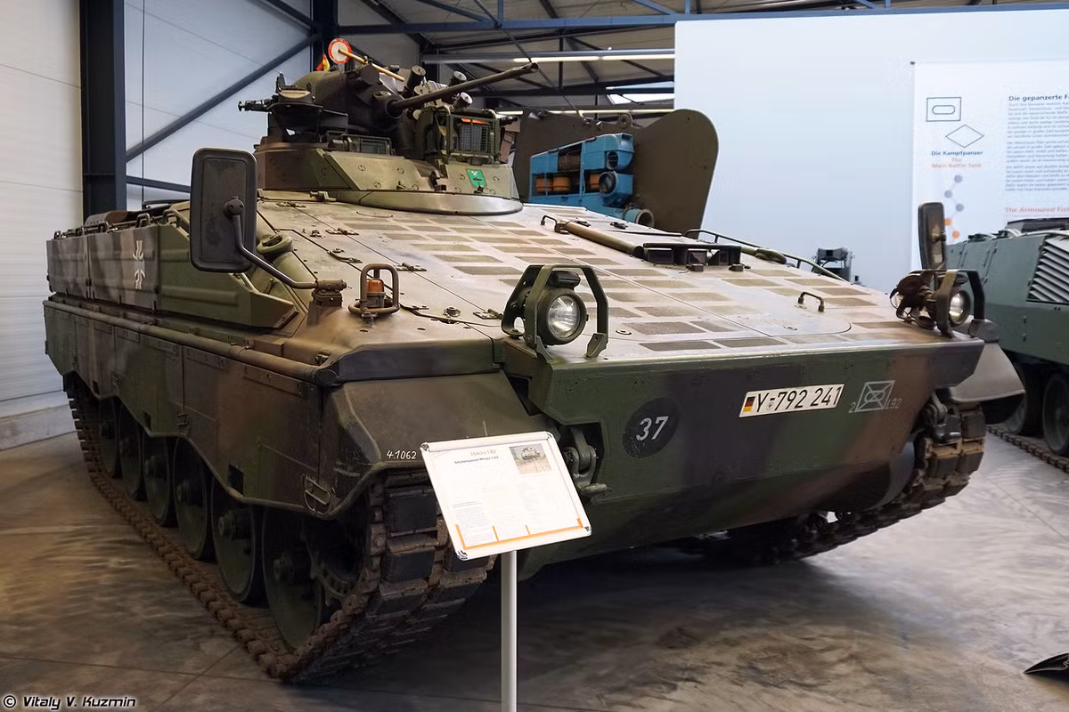 Trong ảnh là phiên bản phổ biến nhất của dòng Marder được ký hiệu là 1A3. Theo các tài liệu được công bố, 1A3 trang bị tấm giáp có thể chống được đạn xuyên thép 30mm bắn từ pháo 2A42 trên xe BMP-2 của Nga. Nó được trang bị tháp pháo 20mm tự động kết hợp bệ phóng tên lửa chống tăng MILAN. Nguồn ảnh: Vitaly-Kuzmin