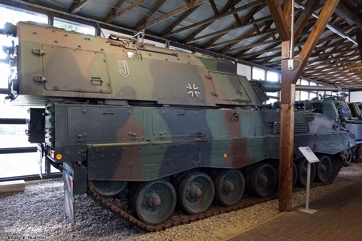 “Vua pháo tự hành” Đức PzH-2000 cũng được trưng bày cho khách thăm quan trên khắp thế giới tiếp cận. Đúng ra nó được xem là một trong những bí mật quân sự đòi hỏi phải bảo mật cực cao. Nguồn ảnh: Vitaly-Kuzmin