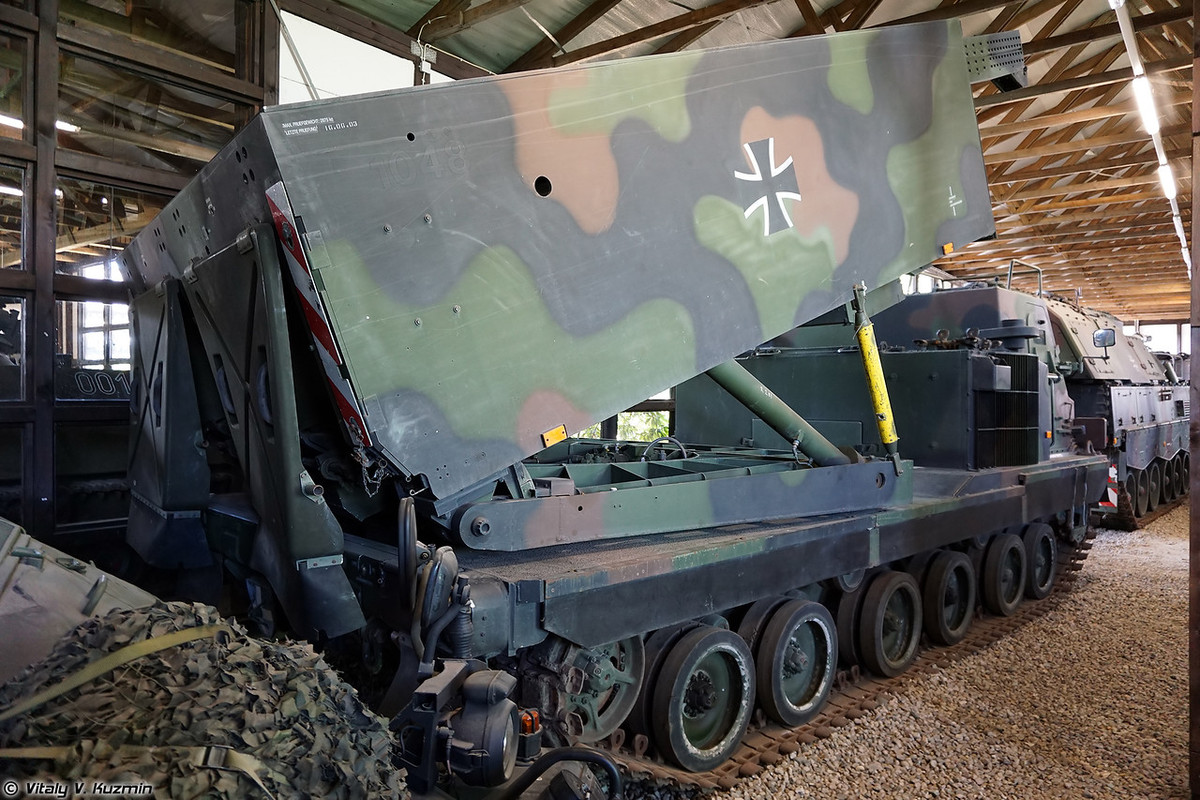 Pháo phản lực MARS2 - phiên bản nâng cấp của dòng pháo M270 MLRS do Mỹ sản xuất theo yêu cầu riêng của Đức, Italy và Pháp. MARS2 trang bị hệ thống điều khiển hỏa lực do Airbus sản xuất, có thể bắn các loại đạn rocket M31/32, AT2.Nguồn ảnh: Vitaly-Kuzmin