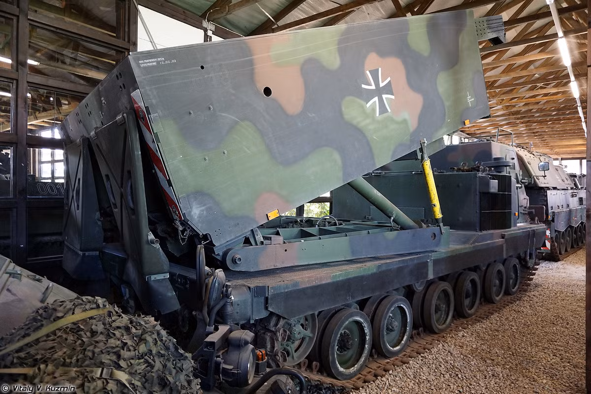 Pháo phản lực MARS2 - phiên bản nâng cấp của dòng pháo M270 MLRS do Mỹ sản xuất theo yêu cầu riêng của Đức, Italy và Pháp. MARS2 trang bị hệ thống điều khiển hỏa lực do Airbus sản xuất, có thể bắn các loại đạn rocket M31/32, AT2.Nguồn ảnh: Vitaly-Kuzmin