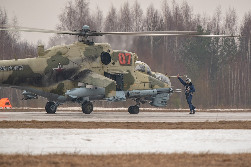 Trực thăng Mi-35 trước giờ hợp luyện.