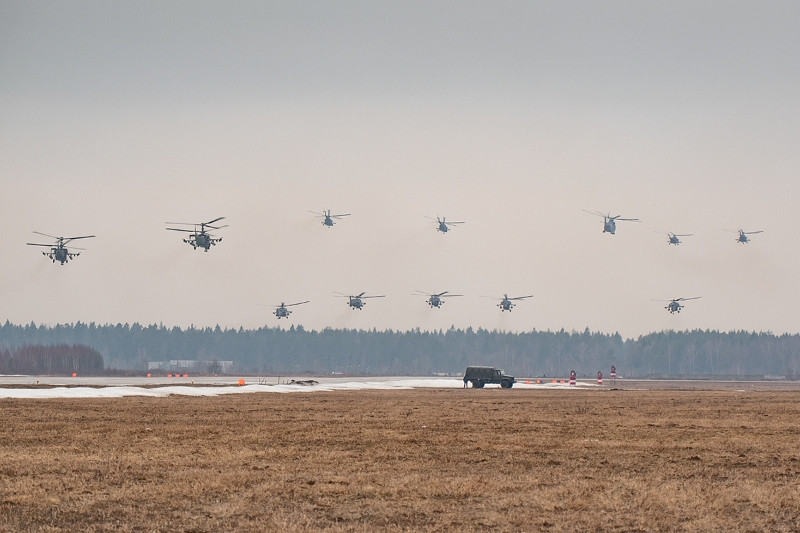Đội hình trực thăng Mi xuất kích.