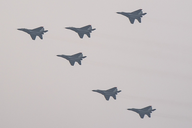 Đội hình MiG-29 đã xếp xong trên không.