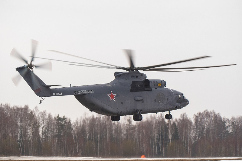 Trực thăng vận tải lớn nhất thế giới Mi-26 như thường lệ vẫn có mặt trong duyệt binh của Nga.