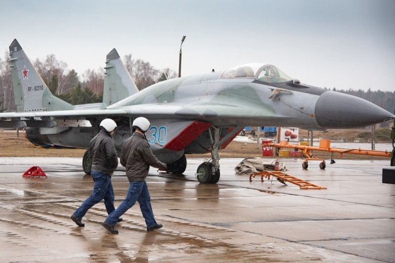 Hai phi công di chuyển tới các máy bay tiêm kích MiG.