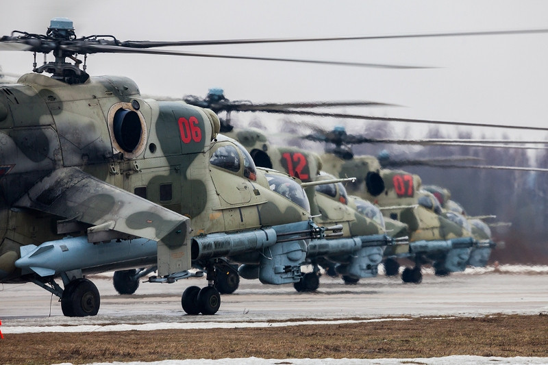Các trực thăng Mi-35 xếp hàng sẵn trên mặt đất…
