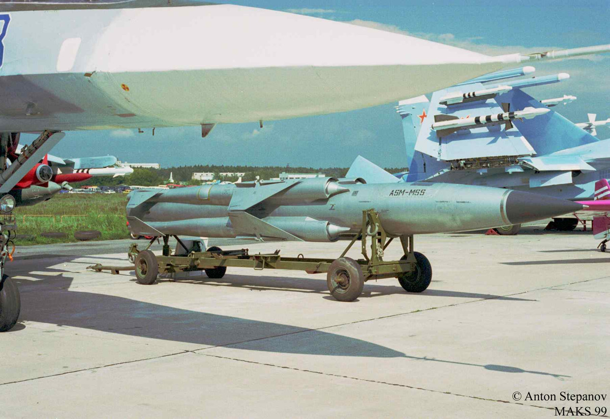 Điểm mạnh của P-270 Moskit là công nghệ động cơ phản lực tĩnh siêu âm (ramjet) cho phép đạt tốc độ bay siêu âm tới Mach 2,5-3. Đây cũng chính là điểm giúp P-270 Moskit không hề lỗi thời dù được đưa vào phục vụ cách đây 35 năm. Nguồn ảnh: Testpilot