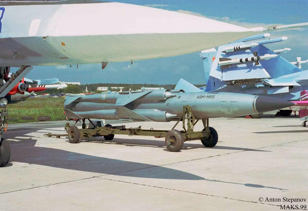 Điểm mạnh của P-270 Moskit là công nghệ động cơ phản lực tĩnh siêu âm (ramjet) cho phép đạt tốc độ bay siêu âm tới Mach 2,5-3. Đây cũng chính là điểm giúp P-270 Moskit không hề lỗi thời dù được đưa vào phục vụ cách đây 35 năm. Nguồn ảnh: Testpilot