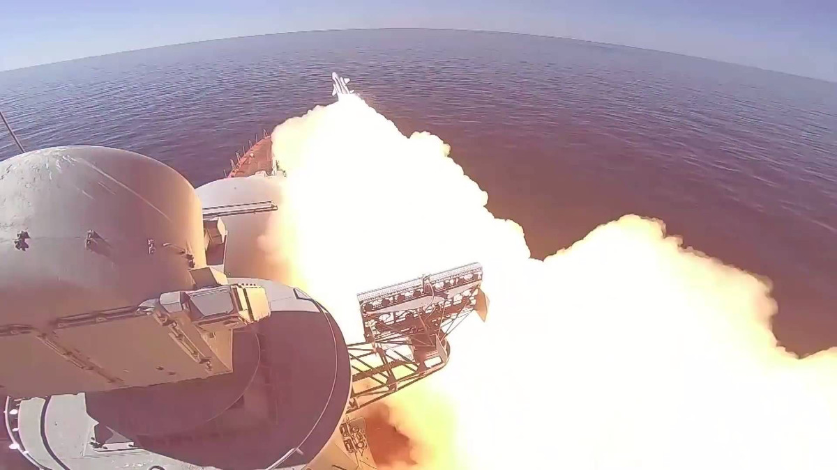 Với thời gian này các tàu chiến có thể phát hiện và vận hành hệ thống phòng thủ đánh chặn như phát sóng làm nhiễu, vận hành động cơ phóng tên lửa đánh chặn hay vận hành autocannon chỉnh với tốc độ cao bắn vào tên lửa. Nhưng với Moskit thì khác với tốc độ cực cao của mình nó chỉ cho các tàu chiến khoảng 25-30 giây để có thể phát hiện và vận hành hệ thống phòng thủ của mình, hệ thống làm nhiễu sẽ không hiệu quả khi tên lửa đến quá gần, không đủ thời gian để vận hành động cơ phóng tên lửa đánh chặn và tên lửa bay quá nhanh để có thể bắn vào nó với pháo tự động một cách chính xác. Nguồn ảnh: ИА Красная Весна