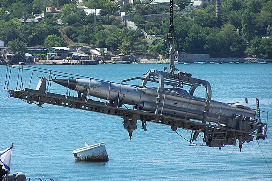 Moskit có thể đạt vận tốc cao nhất là Mach 3 và vận tốc tối thiểu để duy trì độ cân bằng là Mach 2,2 - nhanh gấp ba lần tên lửa Harpoon của Mỹ. Với các tên lửa có tốc độ thấp như Harpoon của Mỹ hay Exocet của Pháp thì theo lý thuyết tên lửa sẽ mất khoảng 120-150 giây để có thể đâm vào tàu chiến đối phương. Nguồn ảnh: Ruspekh.ru