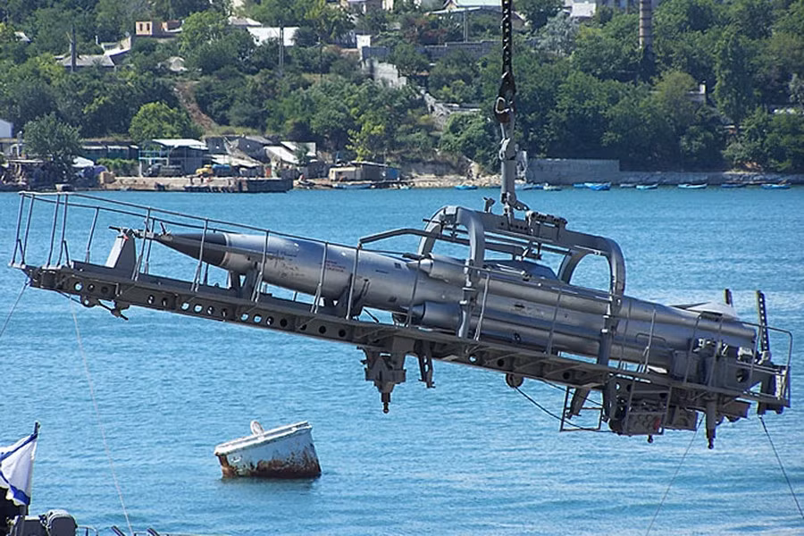 Moskit có thể đạt vận tốc cao nhất là Mach 3 và vận tốc tối thiểu để duy trì độ cân bằng là Mach 2,2 - nhanh gấp ba lần tên lửa Harpoon của Mỹ. Với các tên lửa có tốc độ thấp như Harpoon của Mỹ hay Exocet của Pháp thì theo lý thuyết tên lửa sẽ mất khoảng 120-150 giây để có thể đâm vào tàu chiến đối phương. Nguồn ảnh: Ruspekh.ru