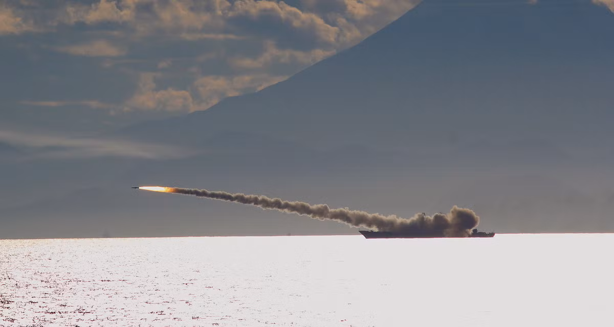 Hiện nay P-270 Moskit được triển khai chủ yếu trên các tàu khu trục tên lửa đề án 956 Sovermenny hay đề án 11551 Udaloy. Trước đây, nó từng được triển khai trên các tàu tên lửa nhỏ Molniya với số lượng 4 quả/chiếc, tuy vậy hiện loại tàu nhỏ và hiếm này đã được chuyển giao cho Ai Cập. Nguồn ảnh: Reddit