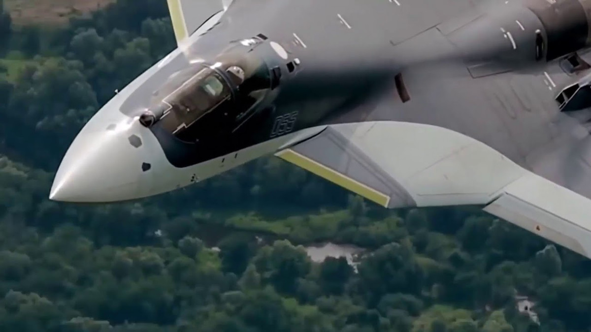 Su-57 (hay còn gọi là "Tổ hợp hàng không tiền tuyến PAK FA T-50) là máy bay thế hệ thứ 5 được phát triển bởi Cục thiết kế Sukhoi. Nó được thiết kế để phá hủy tất cả mục tiêu trên không ở cự ly gần tới xa, phá hủy mọi mục tiêu mặt đất - mặt biển... Nguồn ảnh: Youtube