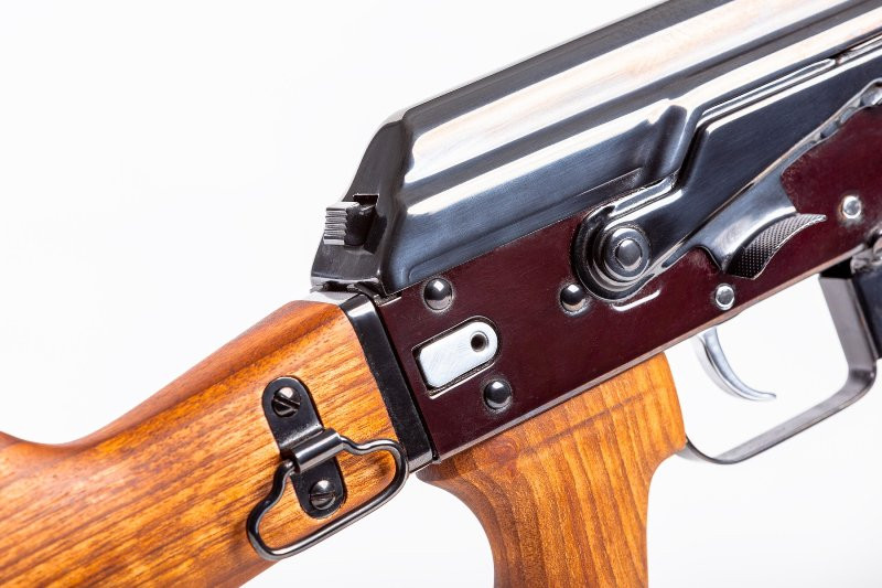 Ngoài các trang trí ngoại thất độc đáo, khẩu súng có khả năng gấp báng, nhiều phần trên thân súng làm bằng gỗ óc chó... Nguồn ảnh: Kalashnikov Media