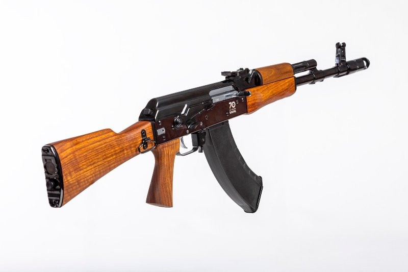 AK TG2 có chiều dài tổng 945mm, riêng nòng dài 415mm, trọng lượng không có hộp tiếp đạn là hơn 3,9kg, sử dụng hộp tiếp đạn 10 viên. Nguồn ảnh: Kalashnikov Media