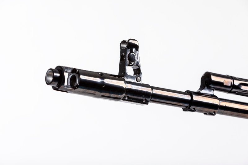 Phần đầu nòng hệt như súng trường AK-103. Cầm trên tay một khẩu súng giống hệt AK-103 đi săn hay bắn thể thao thì chắc hẳn người sở hữu phải “phổng mũi” trước “bàn dân thiên hạ”. Nguồn ảnh: Kalashnikov Media