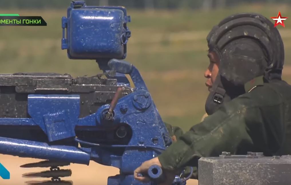 Đây quả là hành động dại dột, thông thường để tiết kiệm thời gian một số đội chọn giải pháp kéo cò xả hết băng và chấp nhận chạy phạt vì không bắn trúng mục tiêu. Nhưng việc vứt băng đạn còn nguyên để tiếp tục đua là không thể chấp nhận vì gây mất an toàn trên đường đua khi để dây đạn còn nguyên. Nguồn ảnh: Tzvezda