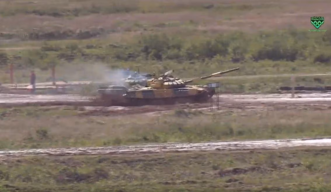 Trước đó, trong 4 vòng thi đầu tiên, đội Tajikistan phạm sai lầm khi vào làn đua không quan sát, húc mạnh vào bên sườn đội Uganda dẫn tới cả hai đội cùng bị cong vênh giáp hông, hỏng xe. Đội Uganda sau đó phải thay xe còn Tajikistan bị tước quyền thi đấu ngay tức khắc. Nguồn ảnh: Tzvezda