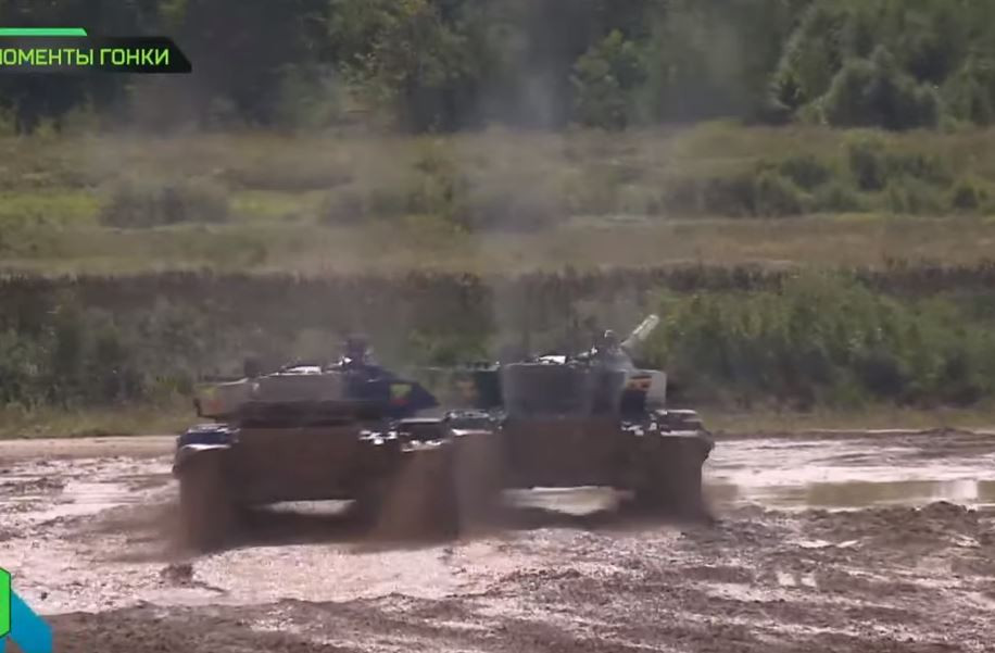 Khoảnh khắc xe Myanmar chạy lấn làn rồi húc vào hông xe tăng của Uganda. Nguồn ảnh: Tzvezda