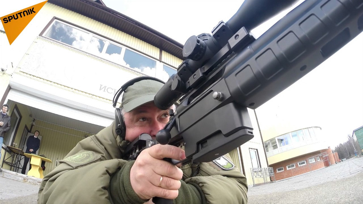 Hộp đạn của súng có thể chứa từ 5 đến 10 viên và làm bằng nhôm ép. Nút khóa an toàn nằm ở phía sau ngay trên thoi nạp đạn với ba chế độ là: Bắn, an toàn và an toàn khóa cố định thoi nạp đạn. Súng không có điểm ruồi nhưng có thanh răng để có thể gắn các loại ống nhắm khác nhau. Súng có thể gắn thêm chân chống và các bộ phận khác để xạ thủ có thể tác chiến dễ dàng hơn. Nguồn ảnh: Sputnik