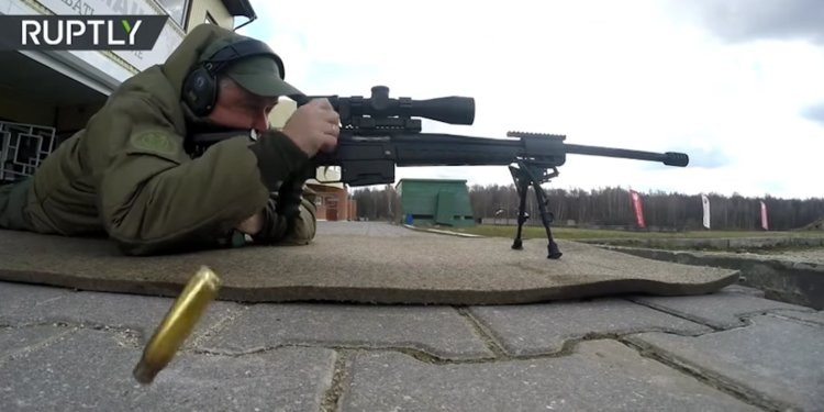 Theo các nguồn tin, lý do đơn giản ORSIS T-5000 hay Tochnost được chế tạo bằng kim loại và các nguyên tố từ Đức và Áo, nhưng Bộ Quốc phòng Nga yêu cầu khẩu súng bắn tỉa mới cho lực lượng vũ trang chỉ chứa các thành phần được sản xuất trong nước. Thế nên, một khẩu súng được “chắp vá” từ Đức và Áo là không thể chấp nhận. Nguồn ảnh: RT