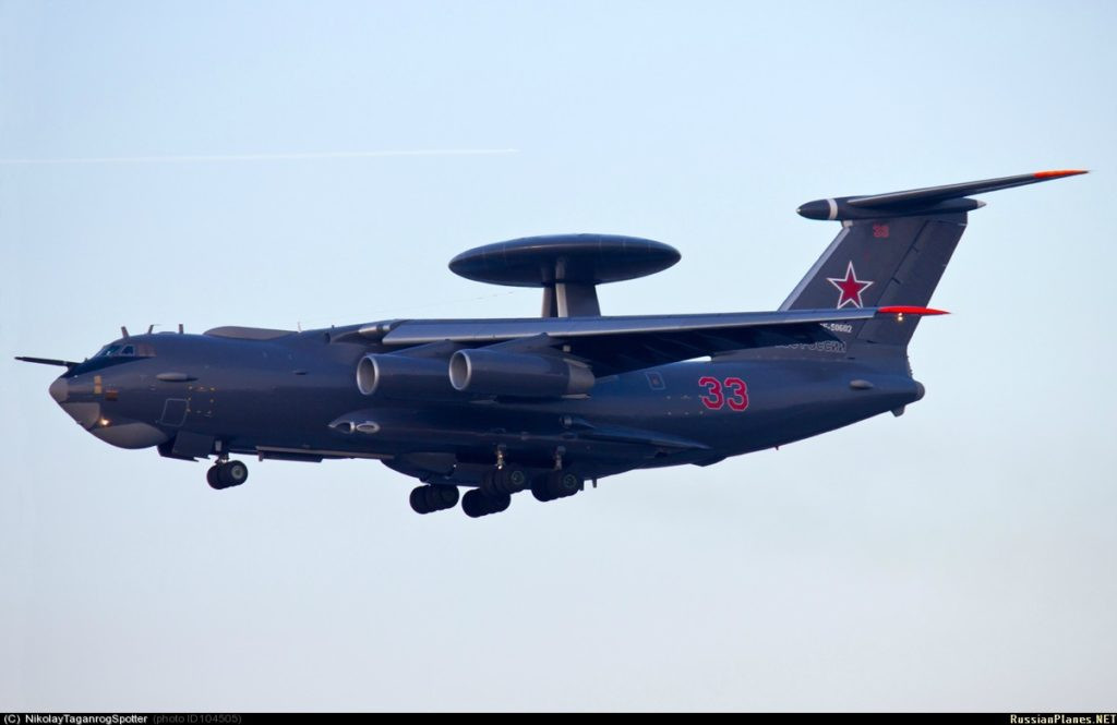 A-50 hiện là máy bay cảnh báo sớm - chỉ huy trên không hiện đại nhất của Nga hiện nay. Nó được trang bị hệ thống radar Vega-M cho phép chỉ huy 10 máy bay cùng lúc, theo dõi 150 mục tiêu trên không trong phạm vi 230km, theo dõi được mục tiêu lớn như tàu chiến cách đến 400km. Nguồn ảnh: Russian Planes