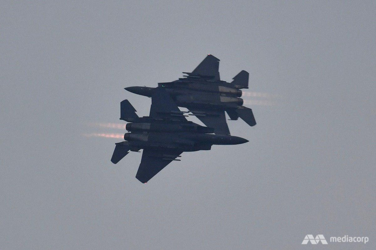 Hai tiêm kích F-15SG biểu diễn bài bay mạo hiểm. Hiện Singapore là quốc gia duy nhất ở Đông Nam Á sở hữu F-15. Nguồn ảnh: Mediacorp