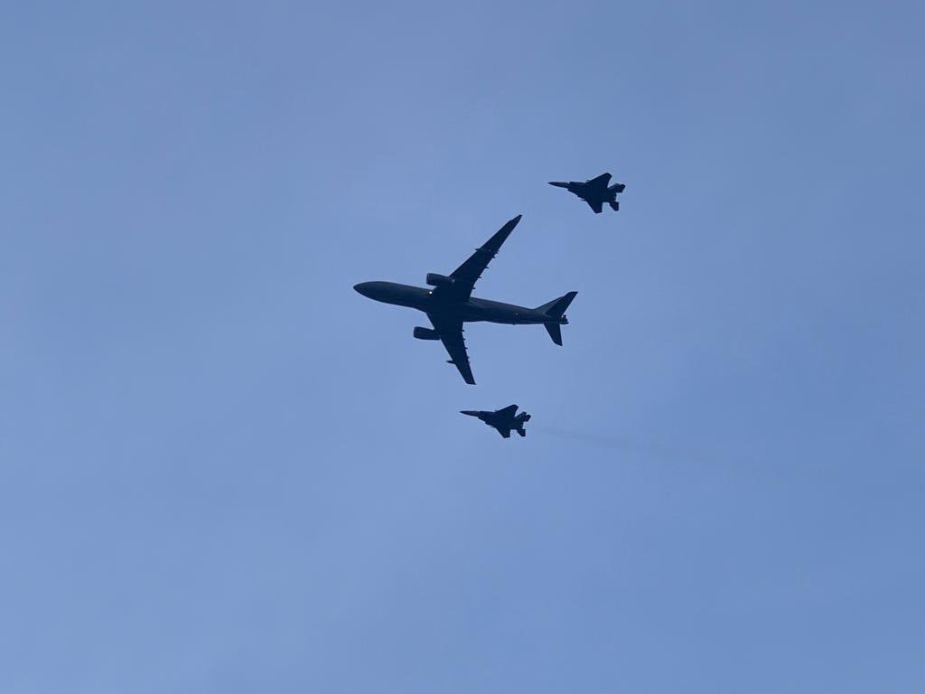 Máy bay tiếp dầu trên không A330 MRTT bay cùng hai tiêm kích F-15SG. Nguồn ảnh: Mediacorp