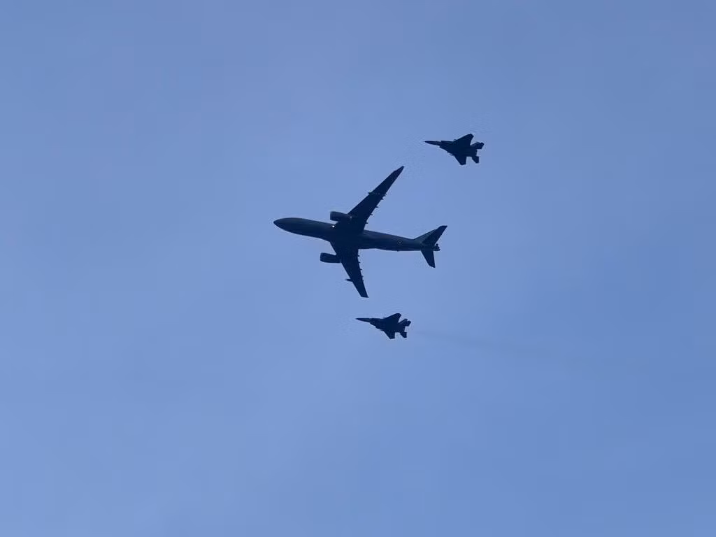 Máy bay tiếp dầu trên không A330 MRTT bay cùng hai tiêm kích F-15SG. Nguồn ảnh: Mediacorp