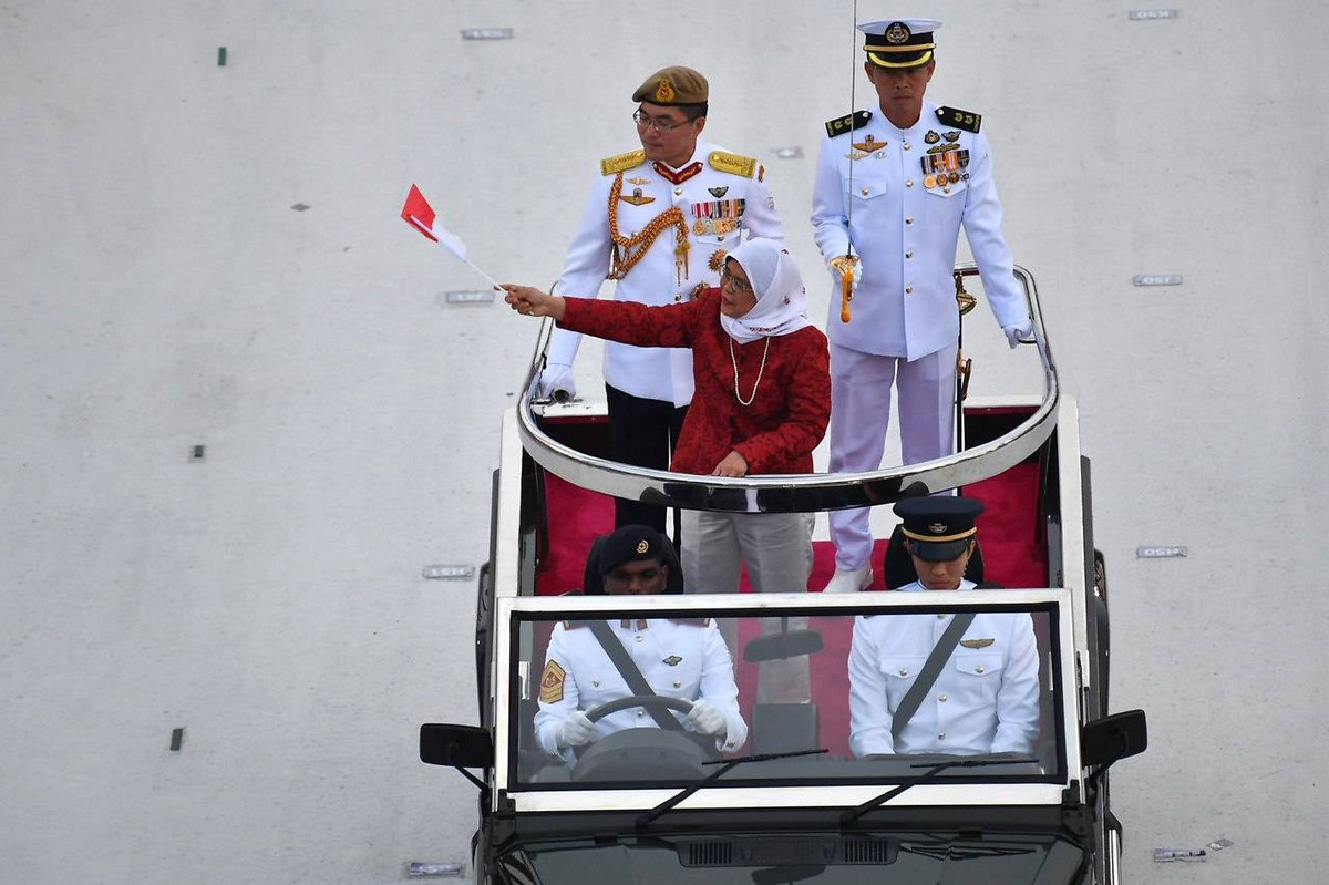 Trong ảnh, Tổng thống Singapore Halimah Binti Yacob đang duyệt đội danh dự. Nguồn ảnh: Mediacorp