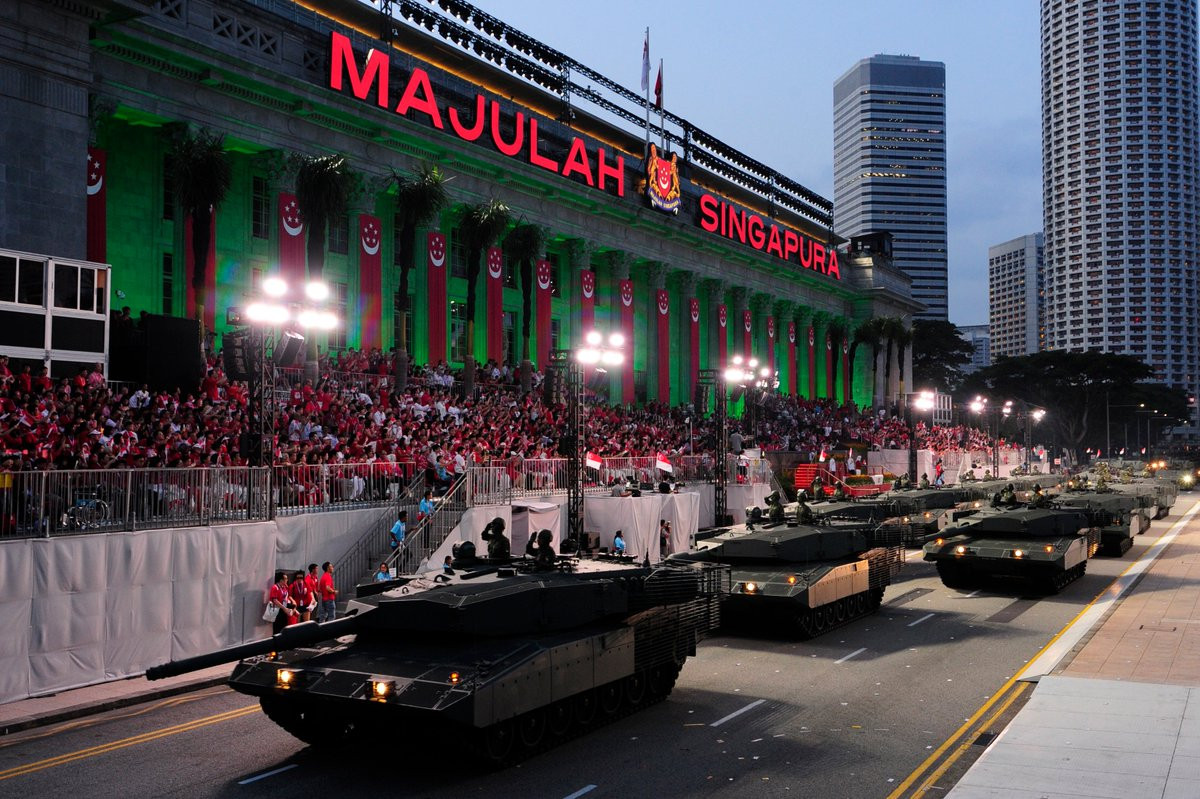 Hôm qua (9/8), nhân kỷ niệm 54 năm ngày Độc lập, Singapore tiến hành cuộc duyệt binh lớn cùng nhiều hoạt động kỷ niệm khác với sự tham gia của 27.000 binh sĩ, cảnh sát và các nghệ sĩ tại tại Quảng trường Padang và nhiều địa điểm khác, gồm cả căn cứ hải quân. Nguồn ảnh: Mediacorp