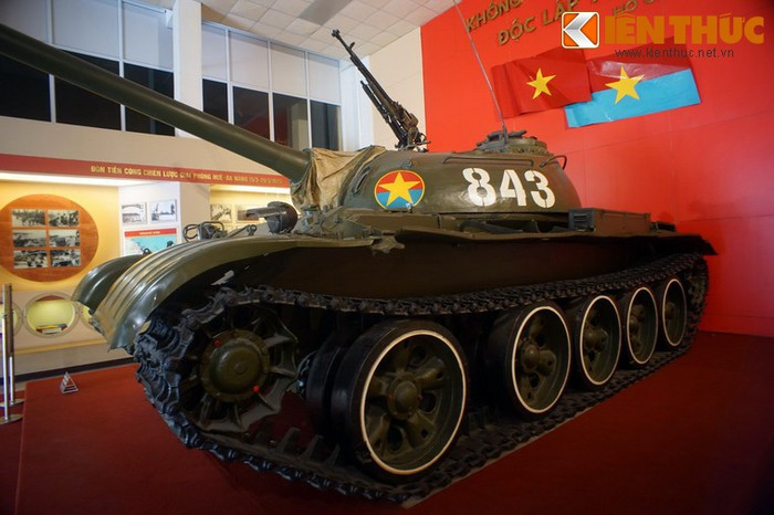 Kích thước của T-54B nhìn chung không quá khác biệt so với T-54A với trọng lượng khoảng 36 tấn, chiều dài gồm nòng súng là 9m, rộng 3,37m, cao 2,4m, kíp lái tăng 4 người.