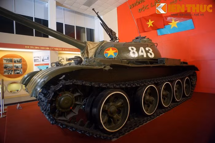 Kích thước của T-54B nhìn chung không quá khác biệt so với T-54A với trọng lượng khoảng 36 tấn, chiều dài gồm nòng súng là 9m, rộng 3,37m, cao 2,4m, kíp lái tăng 4 người.