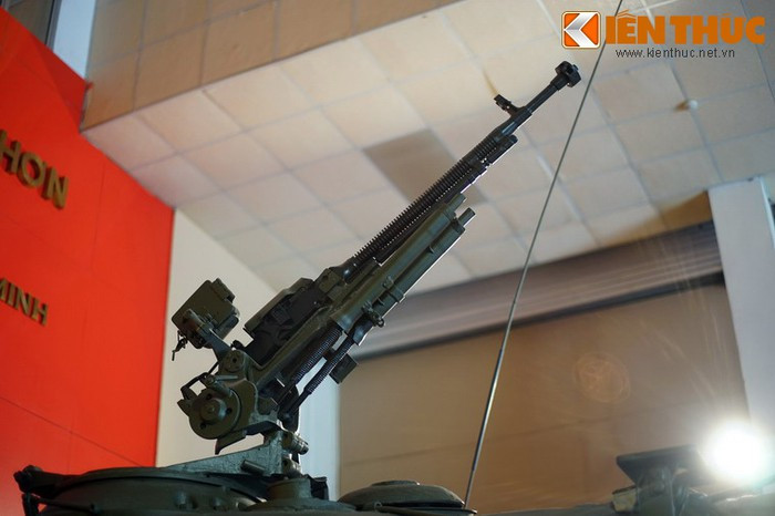 Ngoài STP-2, 4 tháng sau khi bước vào sản xuất, xe tăng T-54B tiếp tục được bổ sung thêm các điểm cải tiến khác gồm đèn hồng ngoại L-2 Luna, kính ngắm pháo thủ tích hợp kênh hồng ngoại TPN-1-22-11 và đèn chiếu sáng hồng ngoại cho trưởng xa OU-3. Trong ảnh là khẩu đại liên 12,7mm DShK trên xe tăng T-54B 843.