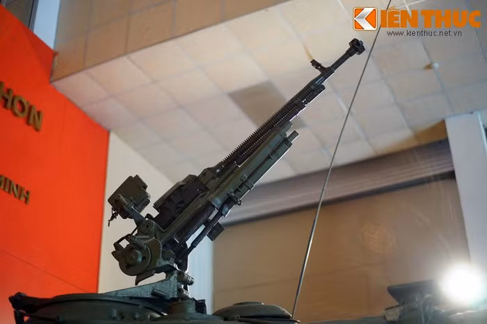 Ngoài STP-2, 4 tháng sau khi bước vào sản xuất, xe tăng T-54B tiếp tục được bổ sung thêm các điểm cải tiến khác gồm đèn hồng ngoại L-2 Luna, kính ngắm pháo thủ tích hợp kênh hồng ngoại TPN-1-22-11 và đèn chiếu sáng hồng ngoại cho trưởng xa OU-3. Trong ảnh là khẩu đại liên 12,7mm DShK trên xe tăng T-54B 843.