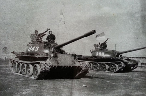 Một minh chứng cho sự xuất hiện của T-54B trong đội hình xe tăng tiến vào Sài Gòn ngày 30/4/1975 là chiếc xe 843 mặc lại cổng phụ Dinh Độc Lập. 843 là một trong số các xe tăng T-54B mà Liên Xô viện trợ cho quân đội ta. Trong khi 390 là một xe tăng T-59 của Trung Quốc chuyển giao. Nguồn ảnh: tư liệu