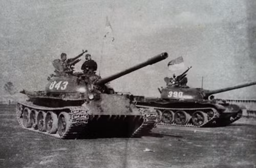 Một minh chứng cho sự xuất hiện của T-54B trong đội hình xe tăng tiến vào Sài Gòn ngày 30/4/1975 là chiếc xe 843 mặc lại cổng phụ Dinh Độc Lập. 843 là một trong số các xe tăng T-54B mà Liên Xô viện trợ cho quân đội ta. Trong khi 390 là một xe tăng T-59 của Trung Quốc chuyển giao. Nguồn ảnh: tư liệu