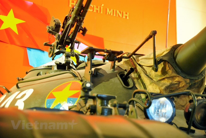 Xe tăng bọc giáp dày từ 20-200mm, cụ thể mặt trước tháp pháo dày nhất tới 205mm, hai bên hông tháp 130mm, nóc tháp pháo 30mm. Nguồn ảnh: Vietnam+