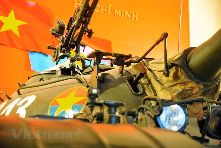 Xe tăng bọc giáp dày từ 20-200mm, cụ thể mặt trước tháp pháo dày nhất tới 205mm, hai bên hông tháp 130mm, nóc tháp pháo 30mm. Nguồn ảnh: Vietnam+