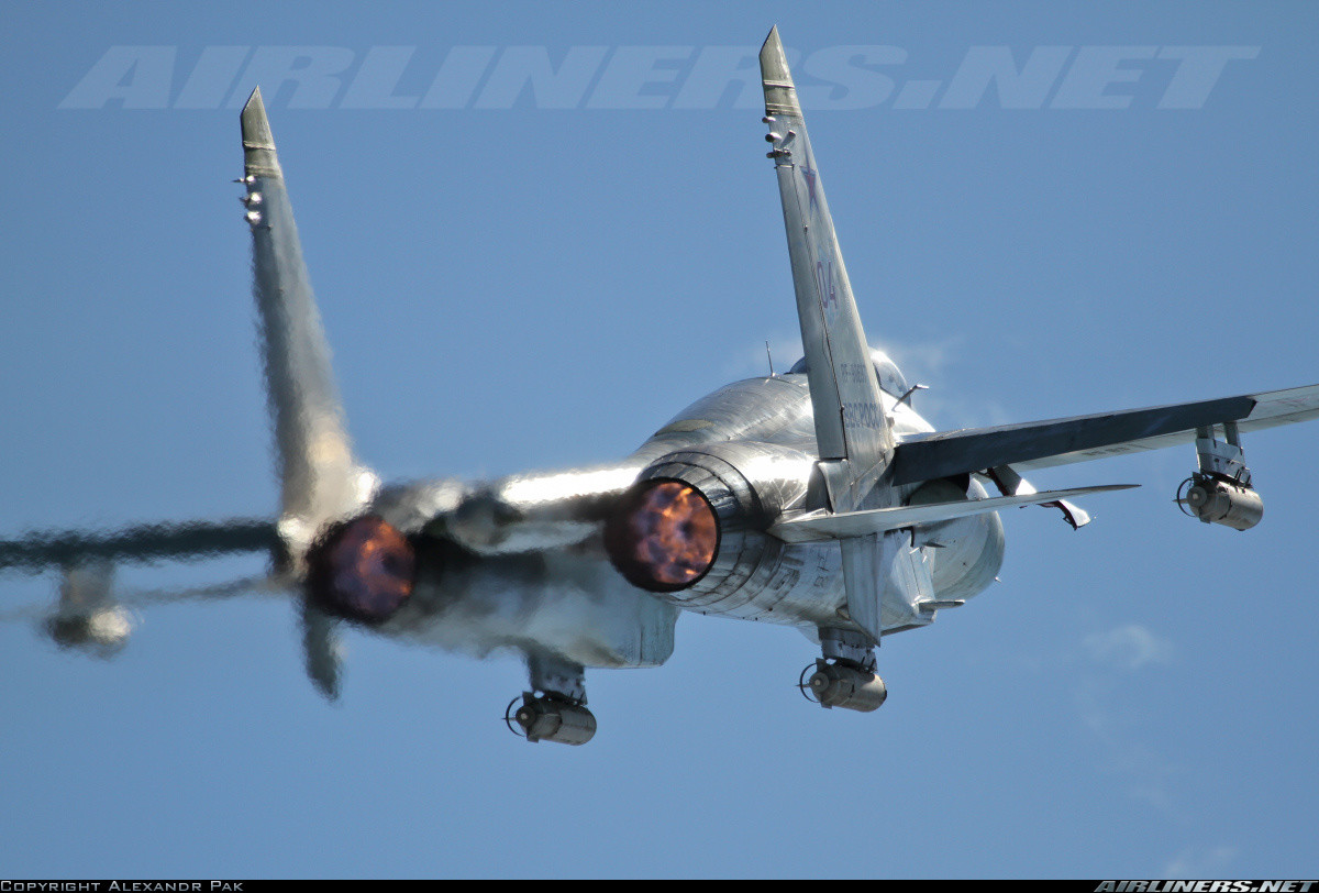 Su-27 là loại máy bay chiến đấu đầu tiên của Liên Xô trang bị hệ thống điều khiển Fly-by-wire. Kết hợp với lực ép lên cánh tương đối thấp và hệ thống điều khiển bay cơ bản mạnh, nó làm cho máy bay nhanh nhẹn một cách khác thường, máy bay vẫn có thể kiểm soát ở tốc độ rất thấp và góc đụng lớn, hoặc tắt động cơ đột ngột khi bổ nhào và thực hiện các kỹ thuật bay nhào lộn. Nguồn ảnh: Airliners.net