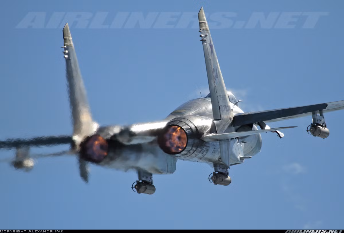 Su-27 là loại máy bay chiến đấu đầu tiên của Liên Xô trang bị hệ thống điều khiển Fly-by-wire. Kết hợp với lực ép lên cánh tương đối thấp và hệ thống điều khiển bay cơ bản mạnh, nó làm cho máy bay nhanh nhẹn một cách khác thường, máy bay vẫn có thể kiểm soát ở tốc độ rất thấp và góc đụng lớn, hoặc tắt động cơ đột ngột khi bổ nhào và thực hiện các kỹ thuật bay nhào lộn. Nguồn ảnh: Airliners.net