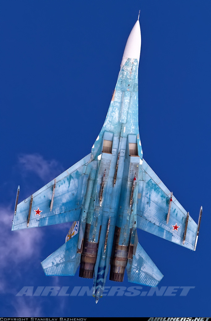 Thiết kế căn bản của Su-27 về mặt khí động học tương tự MiG-29, nhưng lớn hơn. Đây là một loại máy bay rất lớn, và để giảm trọng lượng cấu trúc đến mức tối thiểu, nó sử dụng nhiều titanium (khoảng 30%, nhiều hơn bất kỳ một loại máy bay cùng thời). Vật liệu composite không được sử dụng. Cánh xuôi sau đi vào thân tại những diềm cánh trước và về cơ bản là kiểu cánh tam giác, dù các đầu cánh được đặt các giá treo tên lửa hay các thiết bị đối phó điện tử. Nguồn ảnh: Airliners.net